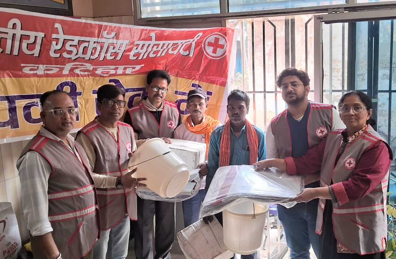 रेडक्रांस ने अग्निपीड़ित परिवारों के बीच राहत सामग्री का किया वितरण
