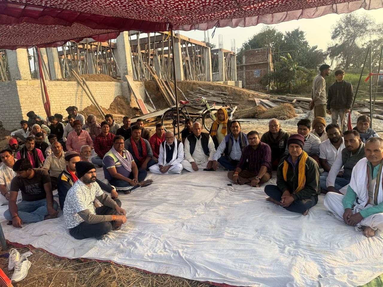 नारायणपुर खेल मैदान में चहारदीवारी निर्माण के विरोध में धरना