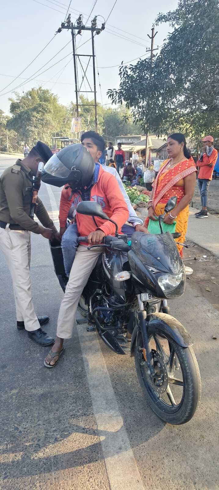 कोलासी बाजार में पुलिस ने चलाया वाहन चेकिंग अभियान