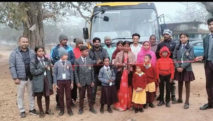 एनके प्रबंधन ने बेंती पंचायत को दिये स्कूल बस, लोगों में खुशी की लहर