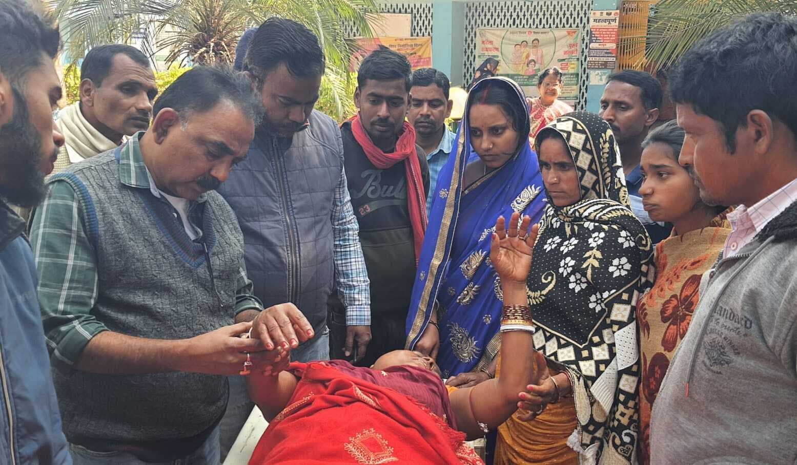 बांस की सीढ़ी से असंतुलित होकर गिरी महिला गंभीर रूप से घायल