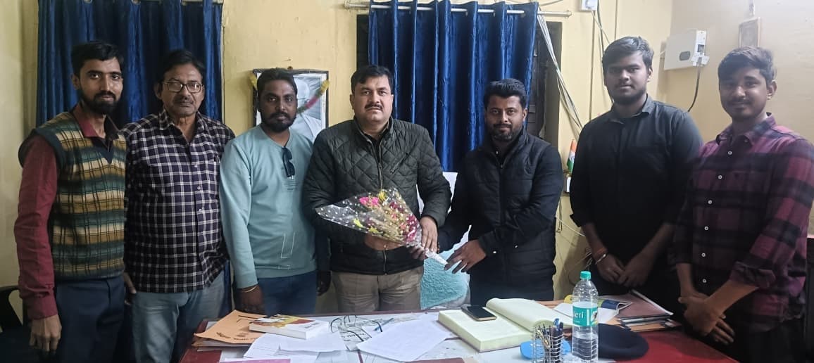 नगर थानाध्यक्ष पुस्तक भेंट की, शराबियों पर नकेल की मांग