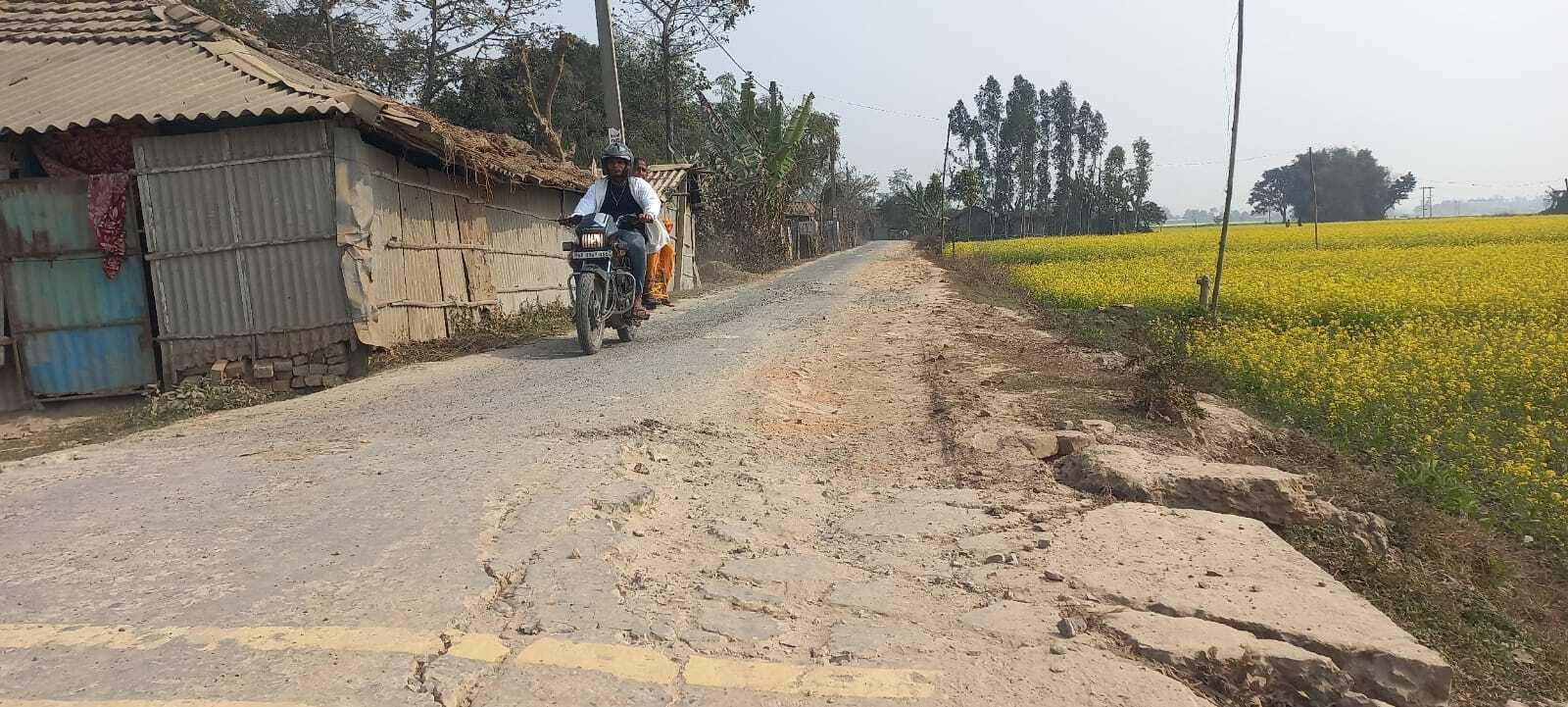 रेलवे टेंडर के संवेदों के कारण सड़क हुआ जर्जर, आवगामन में उठानी पड़ रही परेशानी