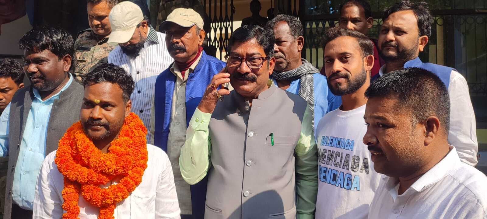 बुंडू ::: कांग्रेस समर्थित शंकर मुंडा व झामुमो के विजय बडाईक ने भरा परचा