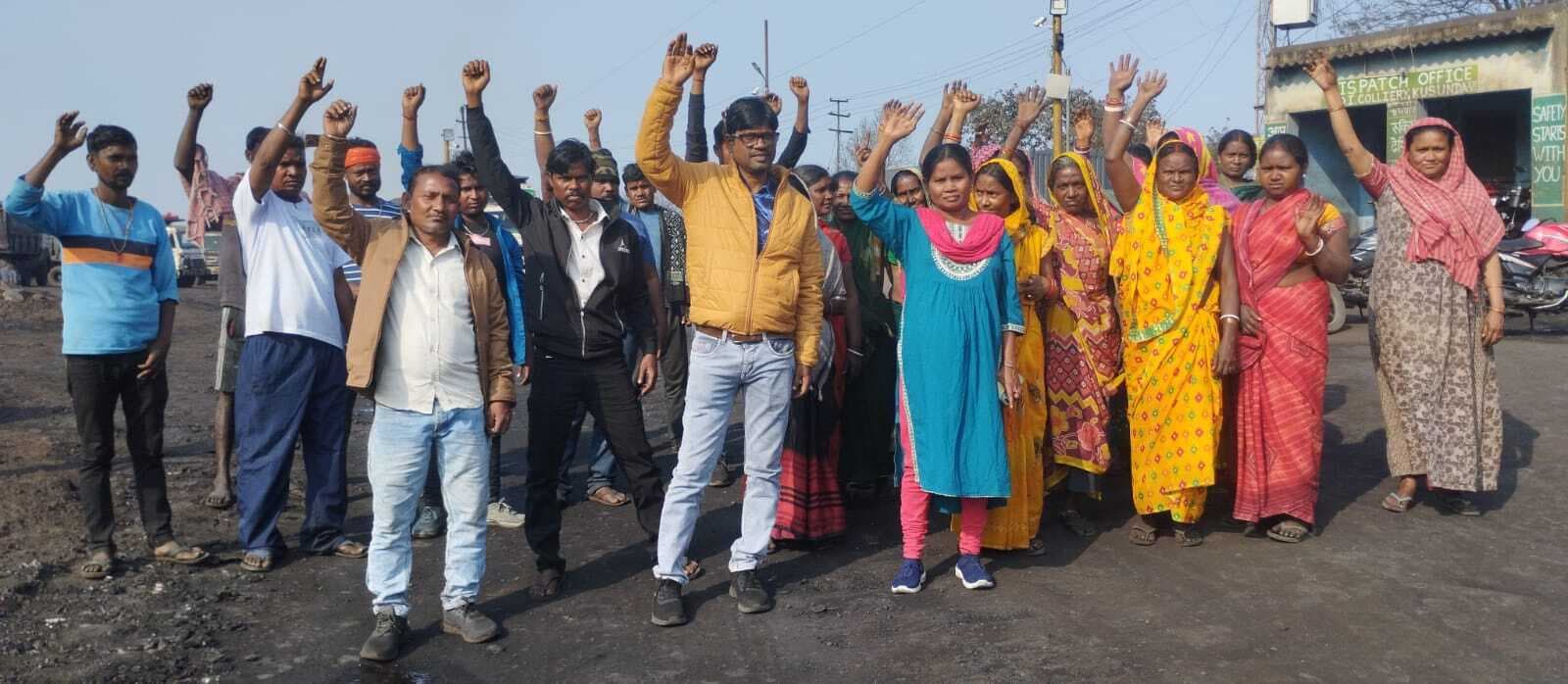 Dhanbad News : निर्दोष को जेल भेजने का आरोप, मजदूरों ने किया प्रदर्शन, ट्रांसपोर्टिंग व लोडिंग की ठप