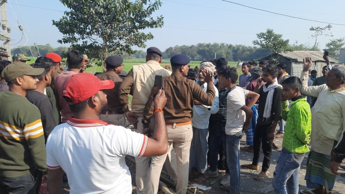 तीन दिनों से बिजली गुल रहने पर ग्रामीणों ने किया सड़क जाम