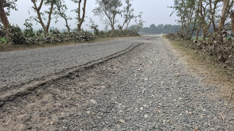 जर्जर सड़क पर हादसे की बनी रहती है आशंका, विधायक से सड़क मरम्मत की मांग