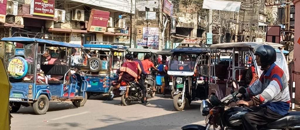 सरकार के ऑटो व ई-रिक्शा के रूट निर्धारण का आदेश मुंगेर शहर की सड़क पर बेअसर, जाम बना आम