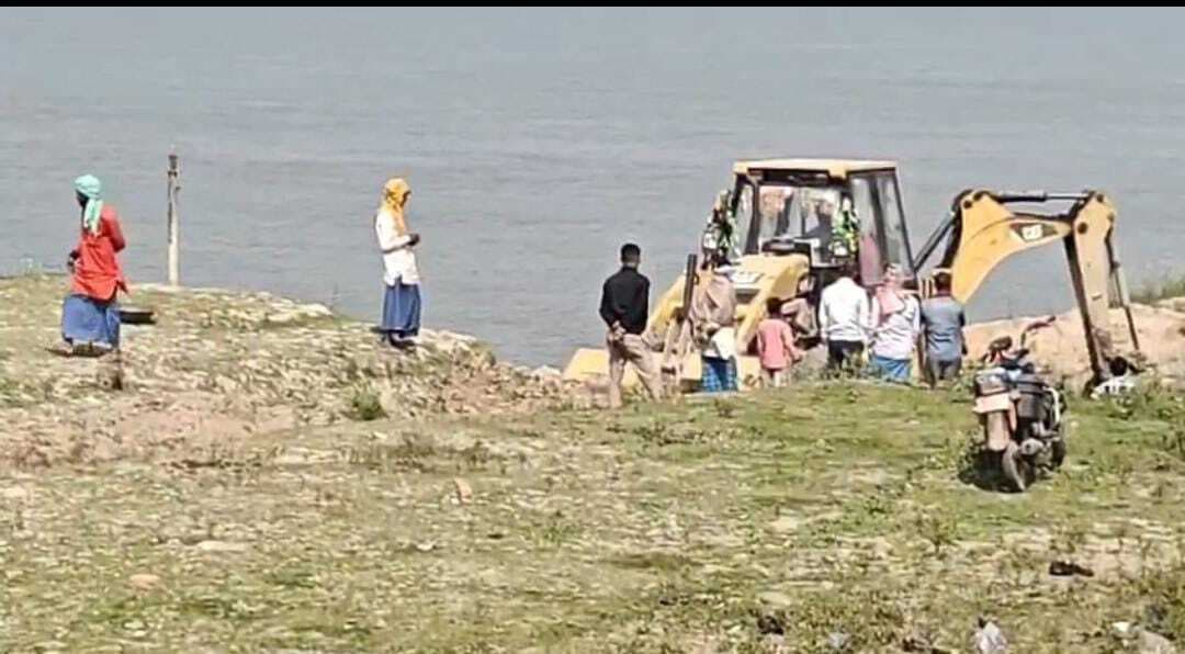 धड़ल्ले से चल रहा है सफियाबाद थाना क्षेत्र में अवैध मिट्टी का कार्य