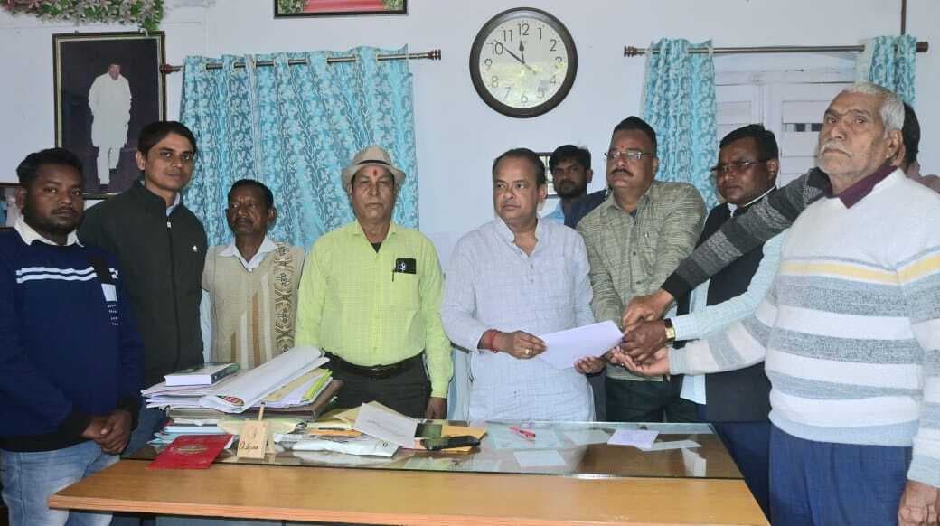 धान अधिप्राप्ति में हो रही परेशानी के लिए पैक्स अध्यक्षों ने मंत्री को सौंपा ज्ञापन