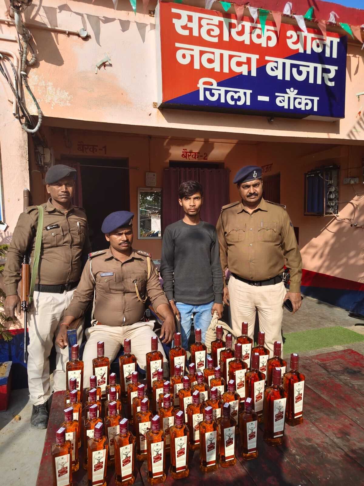 नवादा बाजार की पुलिस ने कार से विदेशी शराब किया जब्त, तस्कर गिरफ्तार