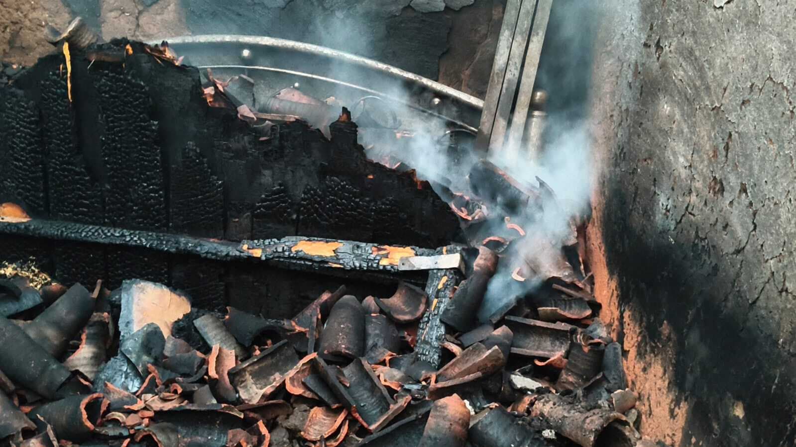 Deoghar news : शॉर्ट सर्किट से खप्परैल के घर जले, छह लाख की संपत्ति के नुकसान का दावा