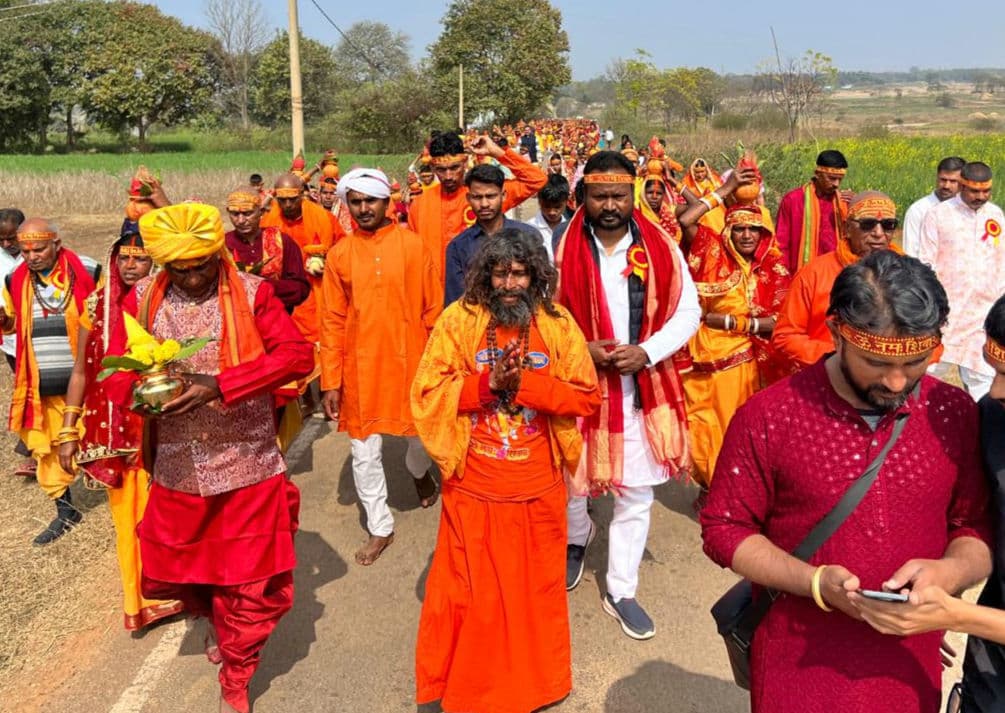 कलश यात्रा में उमड़े श्रद्धालु