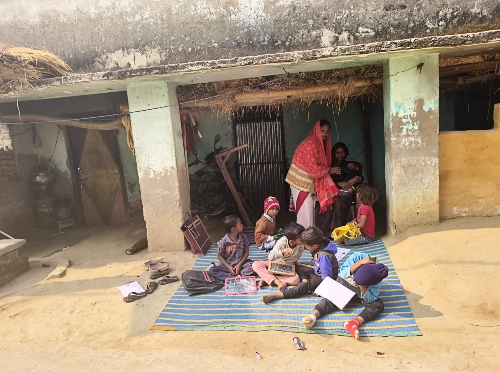 बुनियादी सुविधाओं को तरसते बरहट के आंगनबाड़ी, कहीं शौचालय नहीं ,तो कहीं पानी की कमी, कहीं सेविका नहीं तो कहीं भवन का अभाव