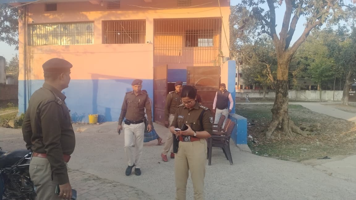 सेक्स रैकेट संचालन की सूचना मिलने पर महेशखूंट के आयुष रेस्ट हाउस में डीएसपी ने की छापेमारी