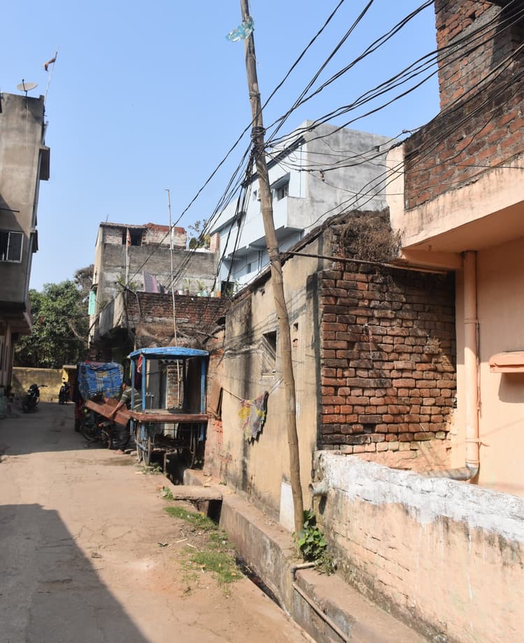 Bokaro News: बांस के सहारे हो रही बिजली आपूर्ति, टूट कर गिरते हैं तार