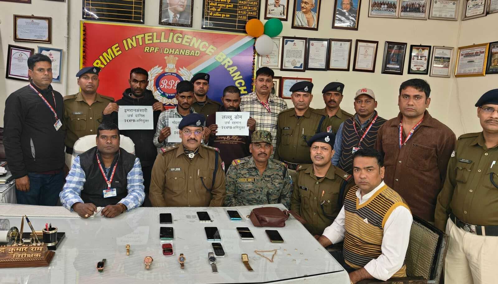 Dhanbad News: मौर्य एक्सप्रेस से यात्री का पर्स चोरी में तीन गिरफ्तार