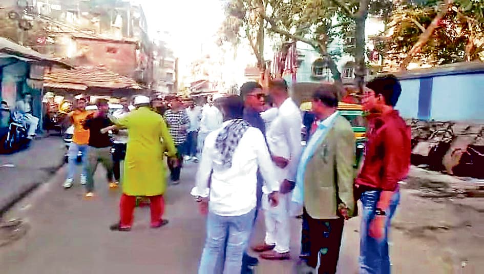 खिदिरपुर में हुमायूं कबीर का विरोध, पोस्ट को लेकर बढ़ा सियासी तनाव खिदिरपुर में हुमायूं कबीर का विरोध, पोस्ट को लेकर बढ़ा सियासी तनाव