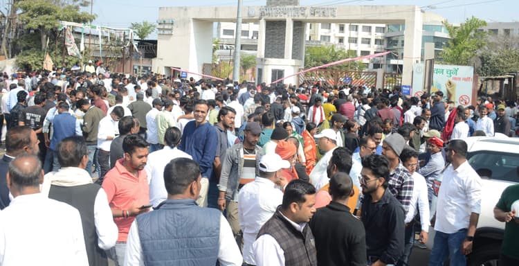 Dhanbad News: अंतिम दिन महापौर पद के लिए 15 ने किया नामांकन