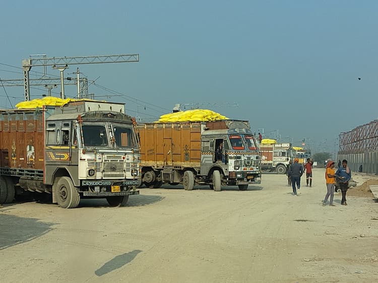 भभुआ रोड रैक प्वाइंट पर पहुंचा 29,710 बोरा यूरिया, किसानों को राहत