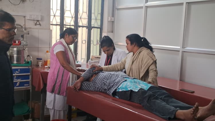 इंटर परीक्षा देने जा रही छात्रा सड़क दुर्घटना में घायल, रेफर