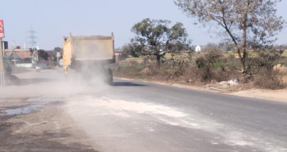 सड़क किनारे फ्लाई ऐश गिराने से लोग परेशान