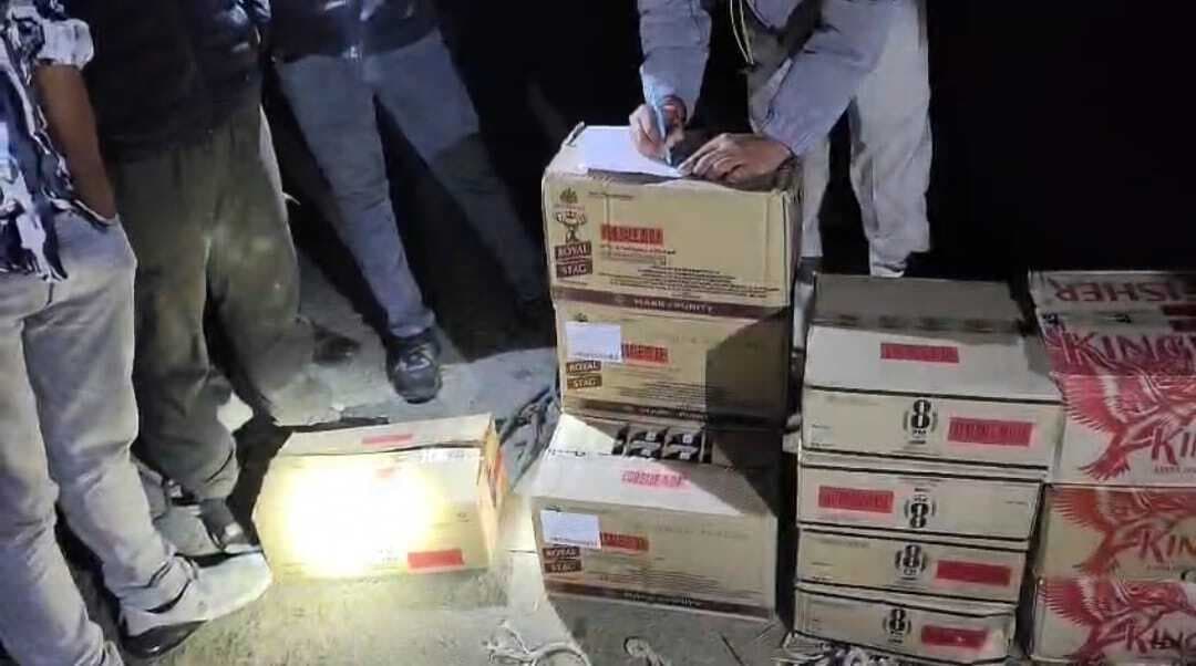 115 लीटर विदेशी शराब के साथ दो तस्कर गिरफ्तार, कार जब्त