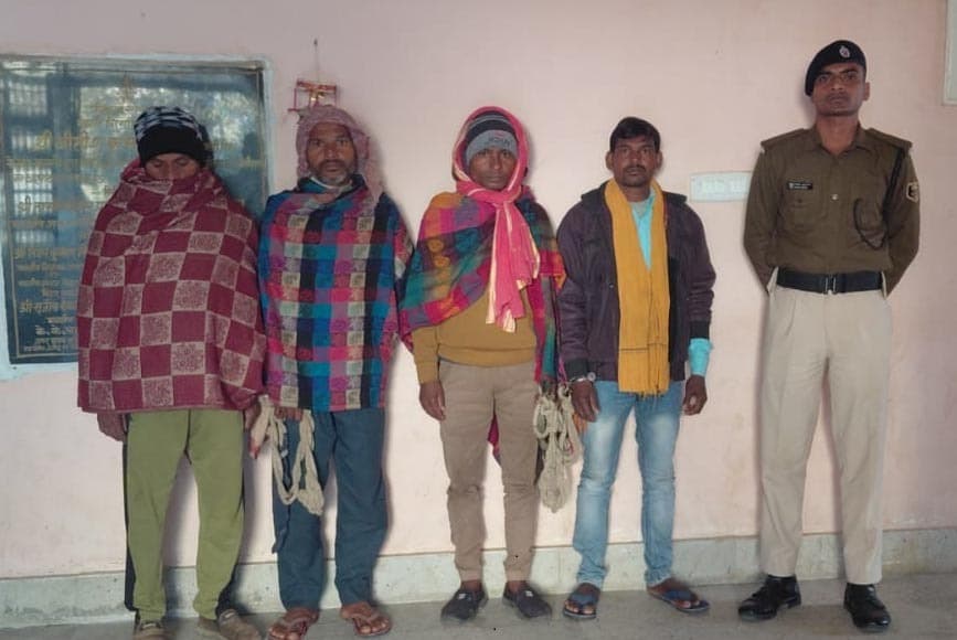 देसी व विदेशी शराब के साथ छह तस्कर गिरफ्तार, स्कूटी जब्त