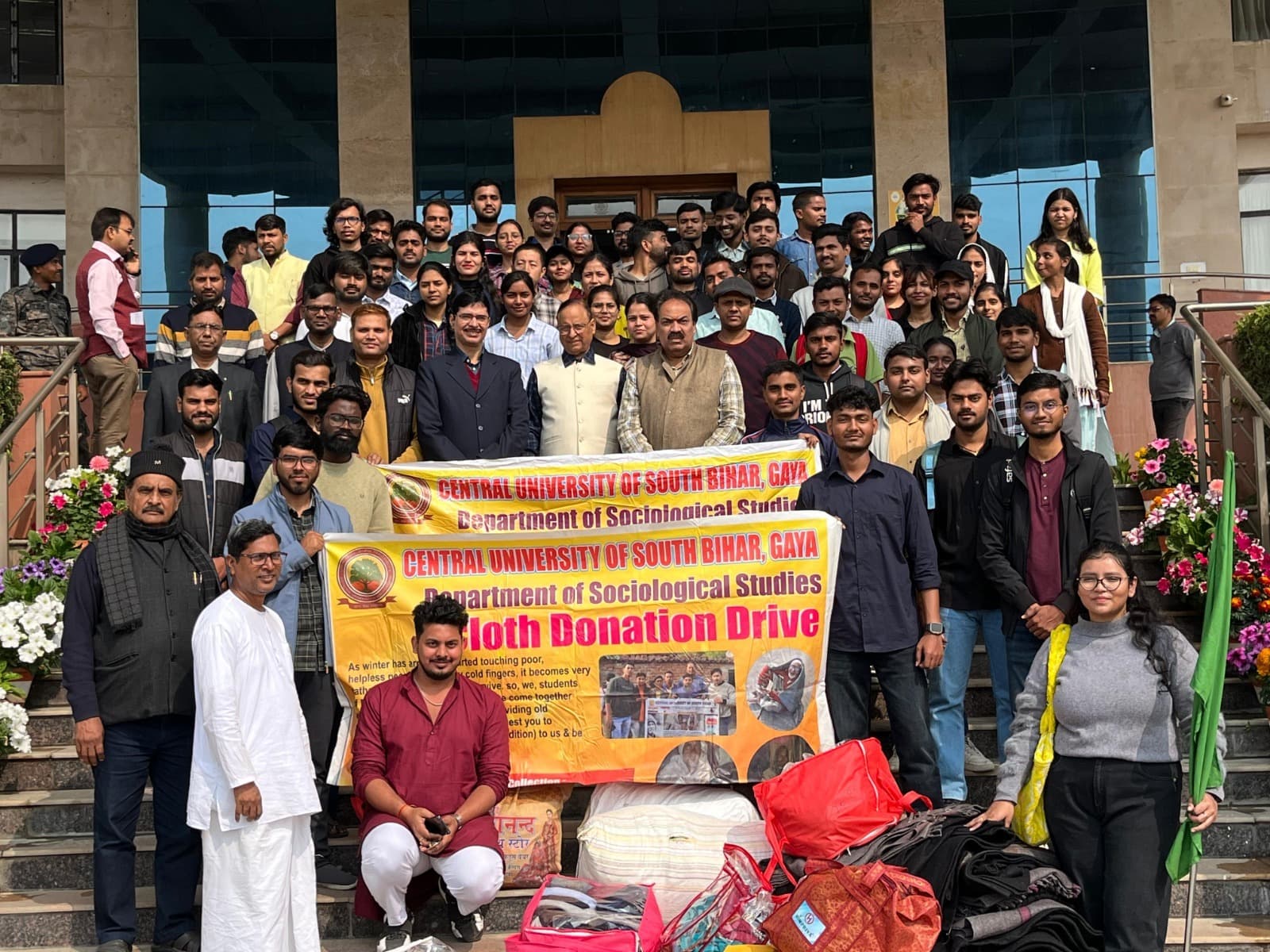 सीयूएसबी के छात्रों ने जरुरतमंदों में बांटे कपड़े