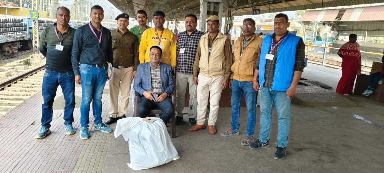 गया जंक्शन पर चार लाख रुपये का आठ किलो गांजा जब्त