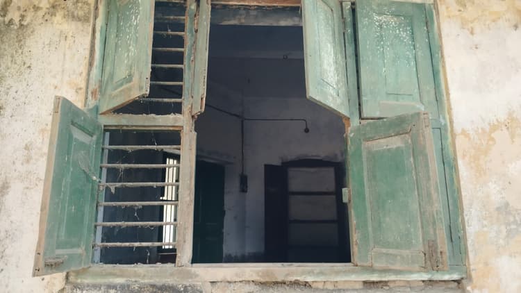 परोरा में पत्रकार के बंद पैतृक घर में चोरी