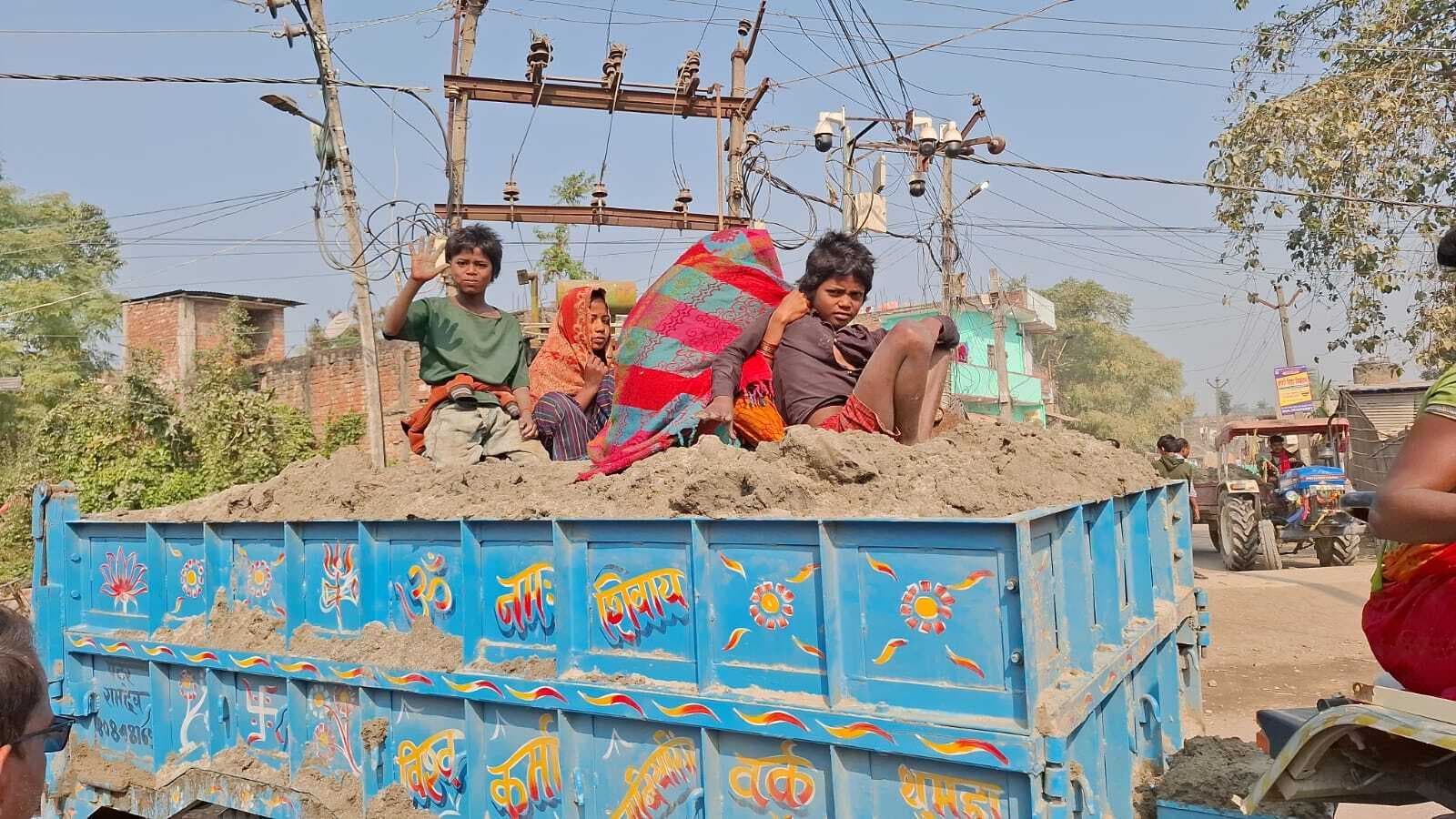 अवैध बालू खनन मामले में विभाग मौन, तटबंध पर बाढ़ का खतरा