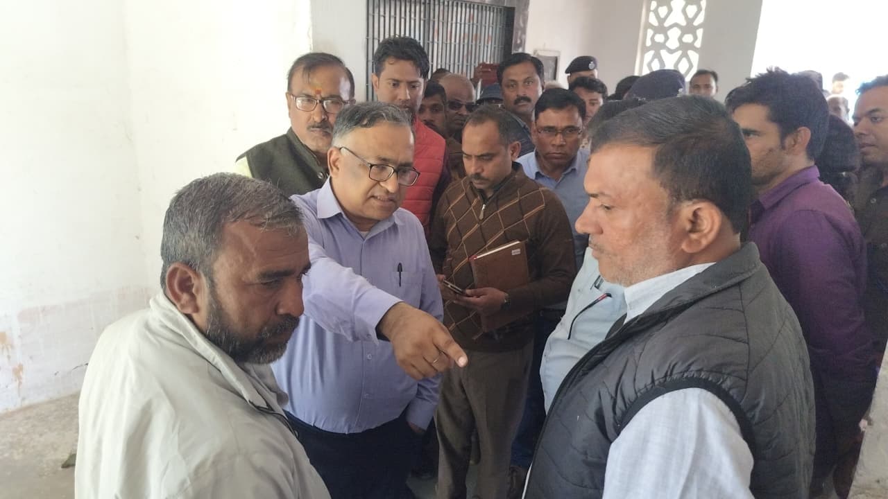 मिठाई रेलवे हॉल्ट का डीआरएम ने किया निरीक्षण, यात्री सुविधाओं के विस्तार का दिया भरोसा