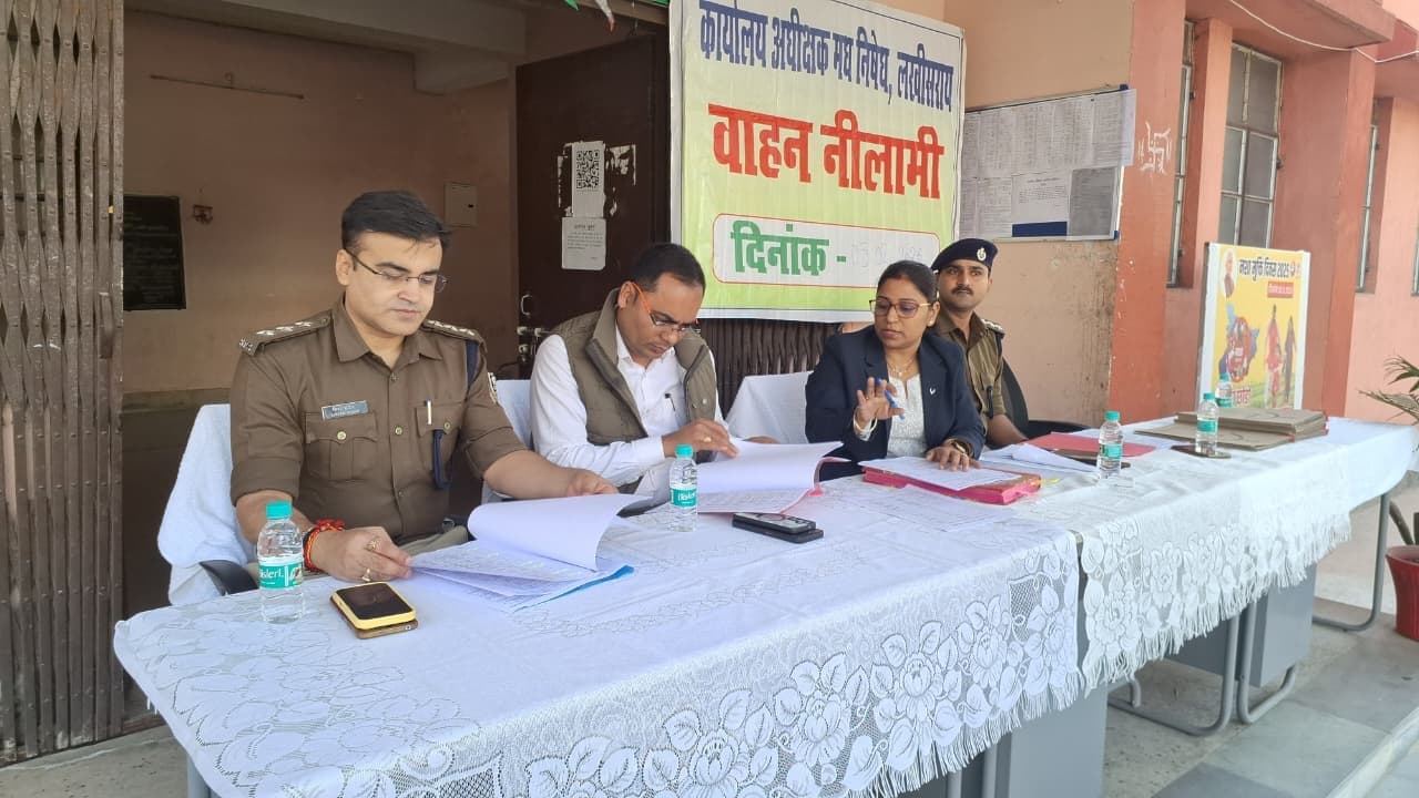 उत्पाद विभाग ने की 25 वाहनों नीलामी