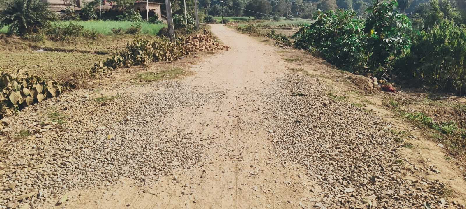 सड़क निर्माण कार्य को अधूरा, नहीं लगा बोर्ड