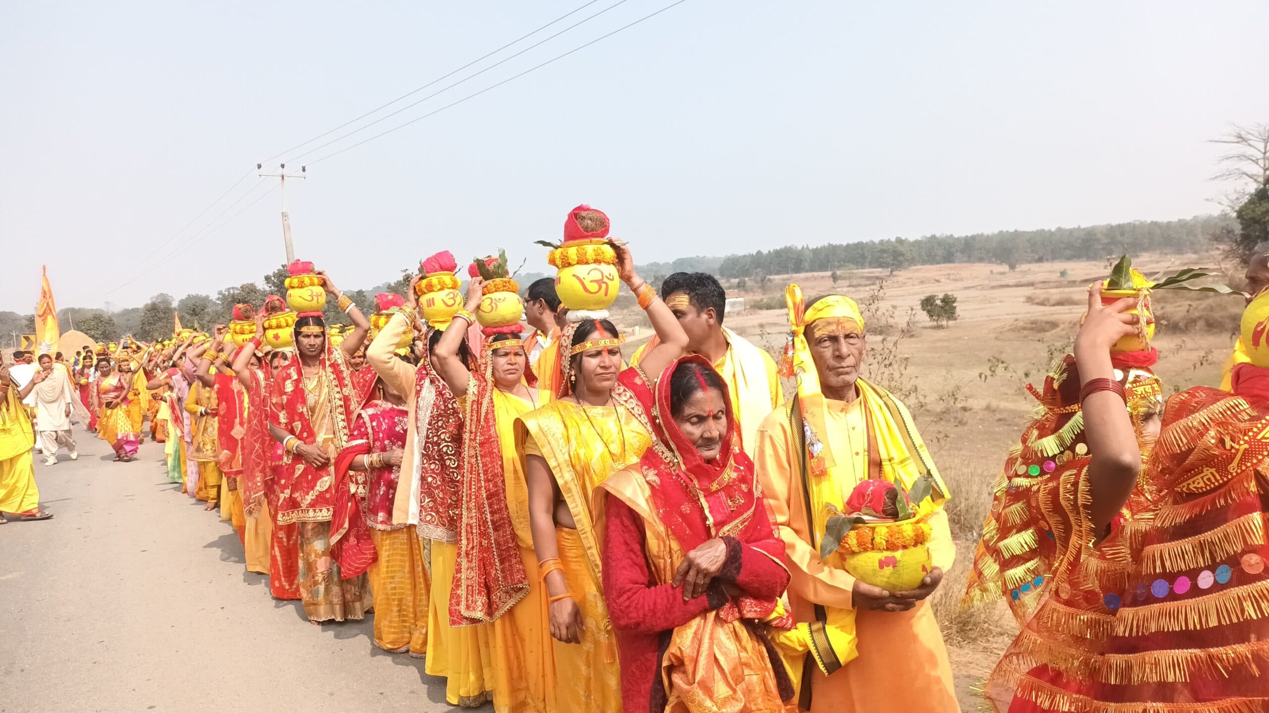 1001 श्रद्धालुओं ने निकाली कलश यात्रा