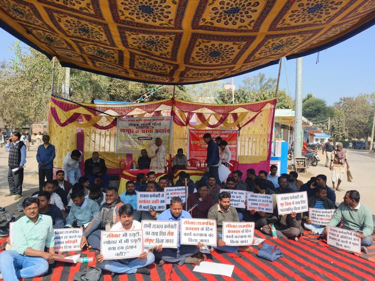 राजस्व कर्मचारियों ने मांगों को लेकर दिया धरना, आंदोलन की चेतावनी