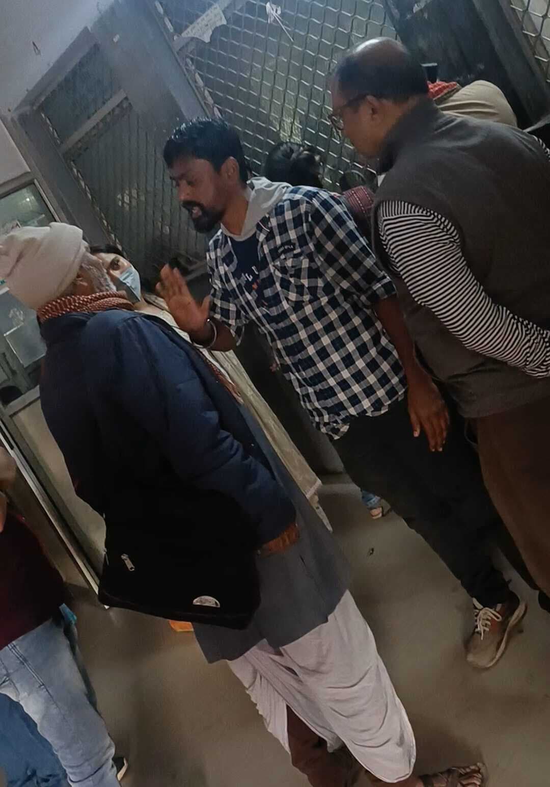 आधार निर्माण केन्द्र पर बिचौलिया हावी