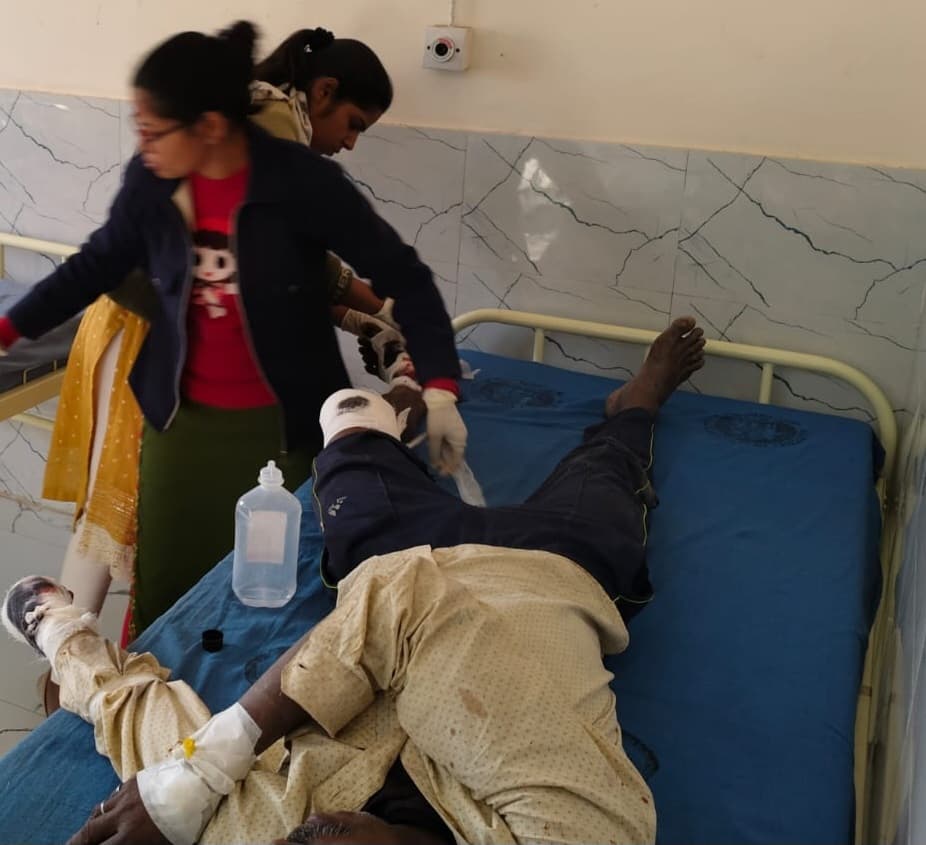 टोटो पलटने से दो यात्री गंभीर रूप से घायल