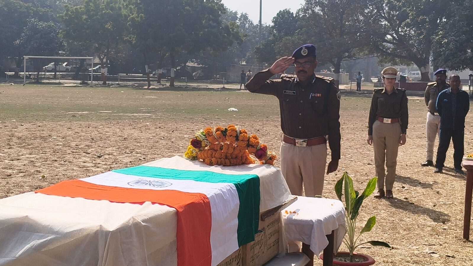 हवलदार के पार्थिव शरीर को गार्ड ऑफ ऑनर देकर दी गई श्रद्धांजलि