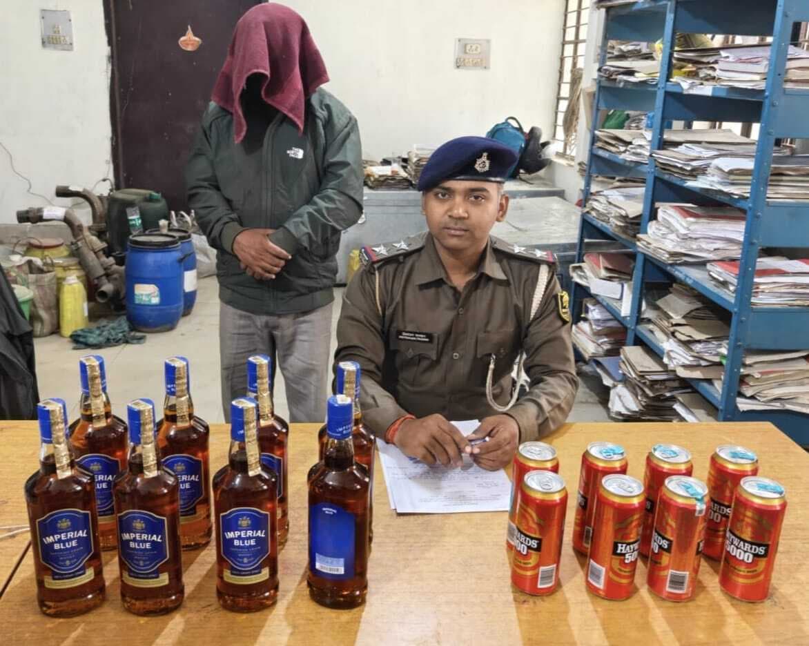 कोढ़ा पुलिस ने 10 लीटर शराब के साथ तस्कर को गिरफ्तार