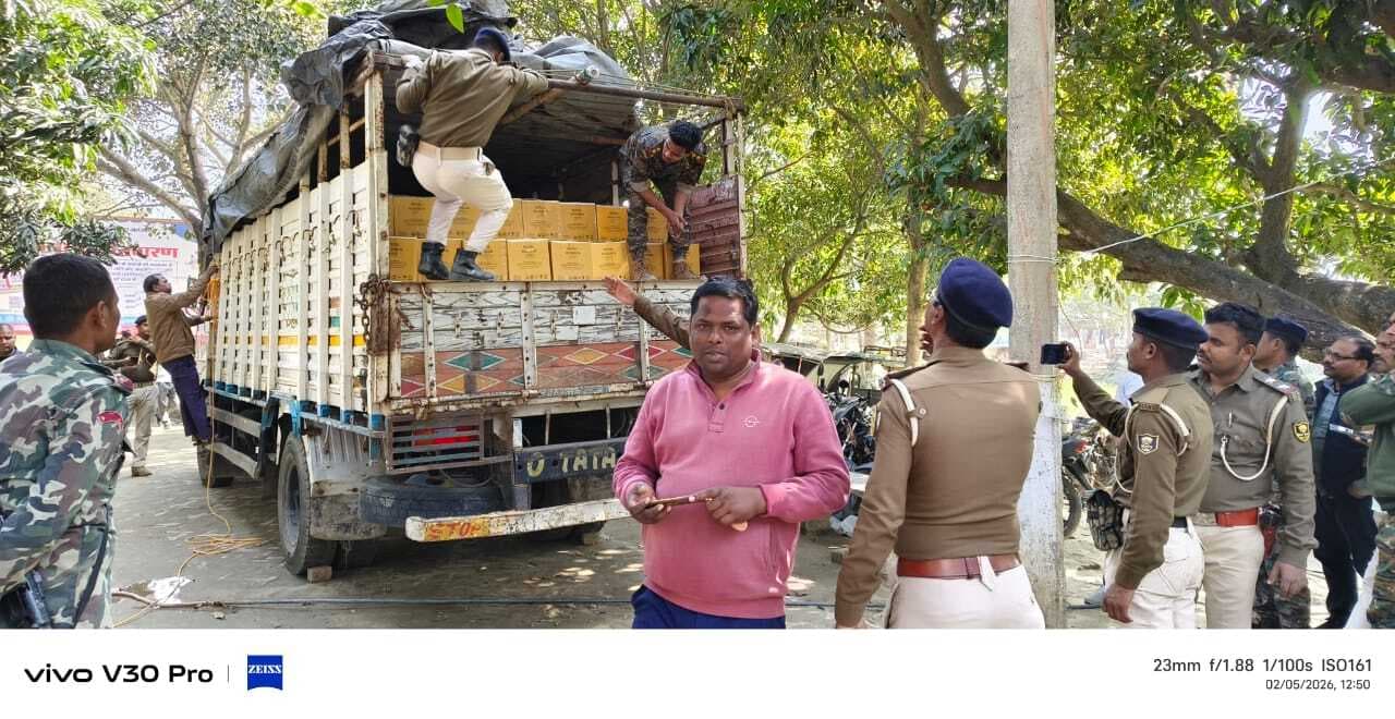 बाइक सवार को टक्कर मारकर भाग रहे ट्रक से 4844 लीटर शराब बरामद