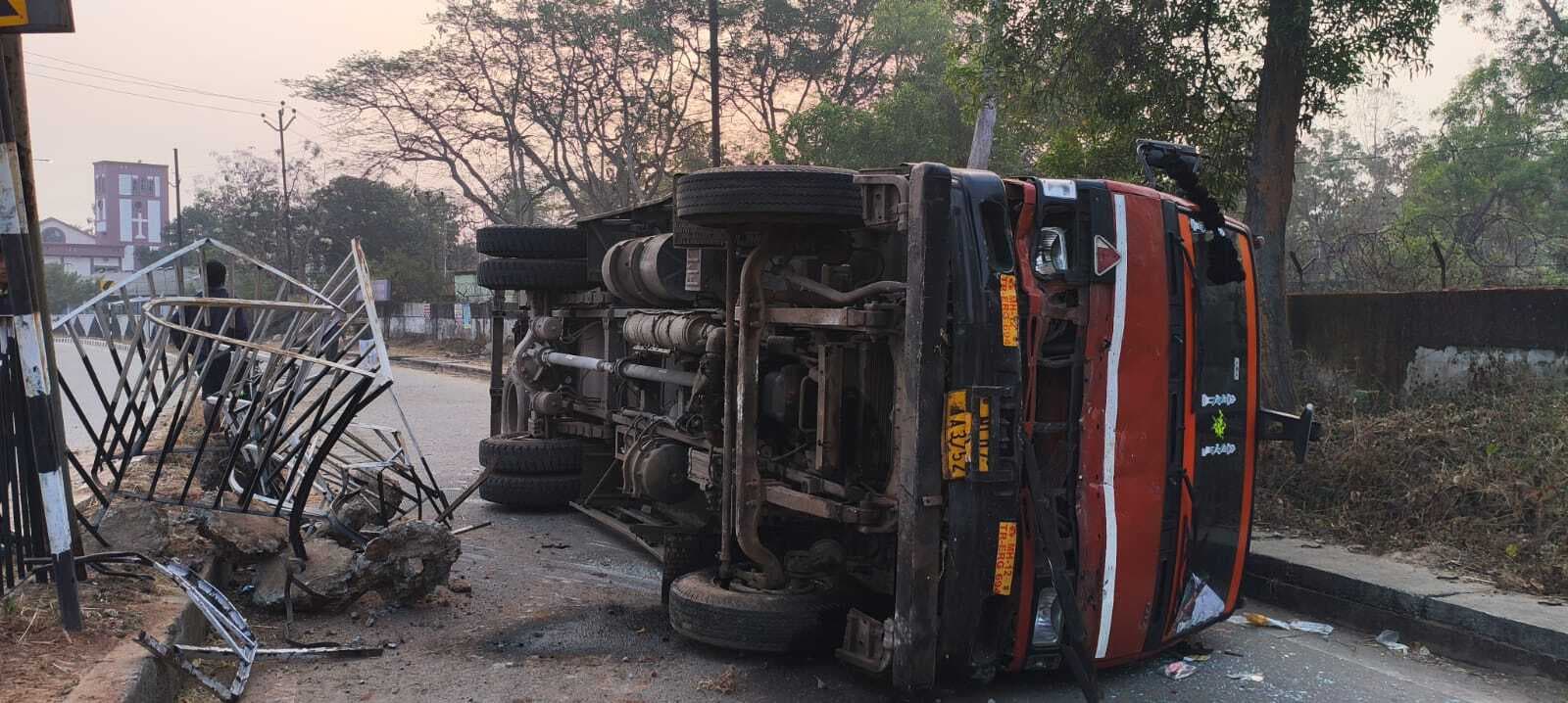 रेलिंग से टकरा कर कंटेनर पलटा