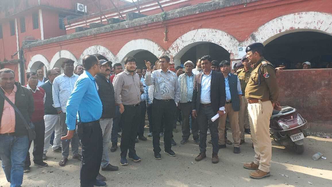 सोनपुर डीआरएम ने काढागोला अमृत भारत स्टेशन निर्माण कार्य का किया निरीक्षण