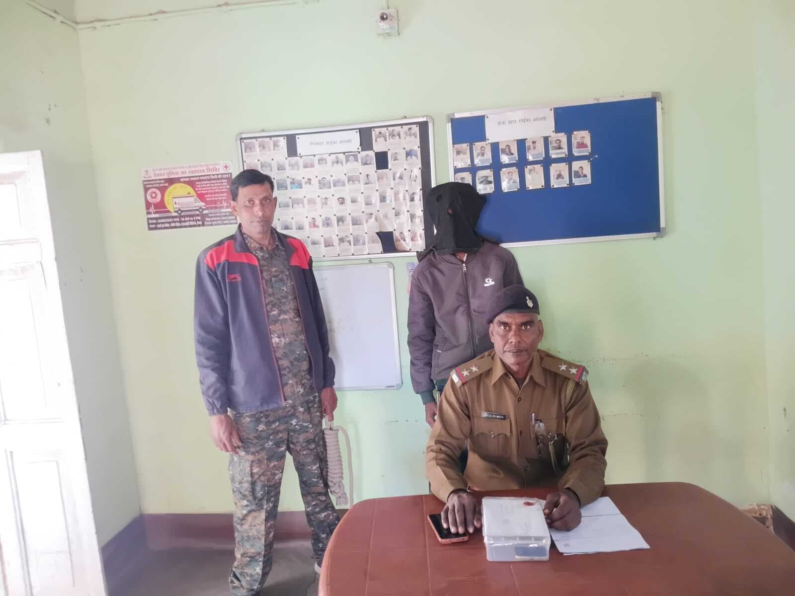 Deoghar News : कैशबैक का झांसा देकर ठगी करनेवाला युवक गिरफ्तार