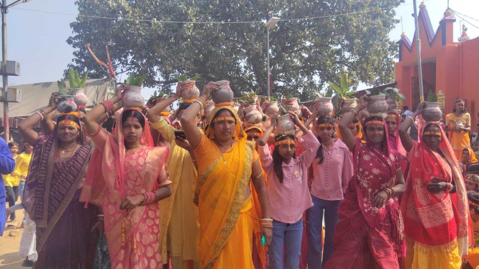 शिवलिंग की प्राण प्रतिष्ठा को लेकर निकाली गयी भव्य शोभायात्रा