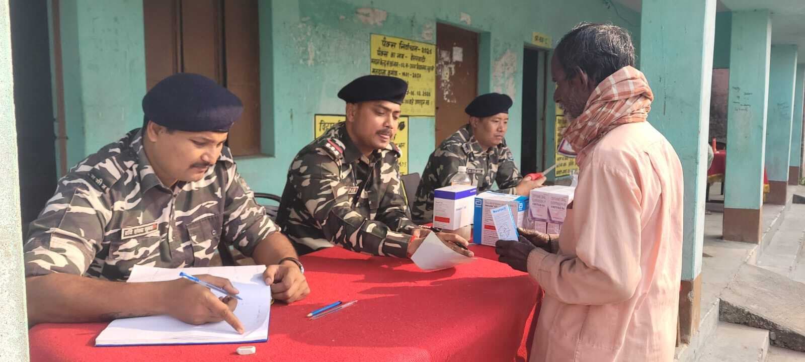 निःशुल्क चिकित्सा शिविर में 232 ग्रामीणों की हुई स्वास्थ्य जांच