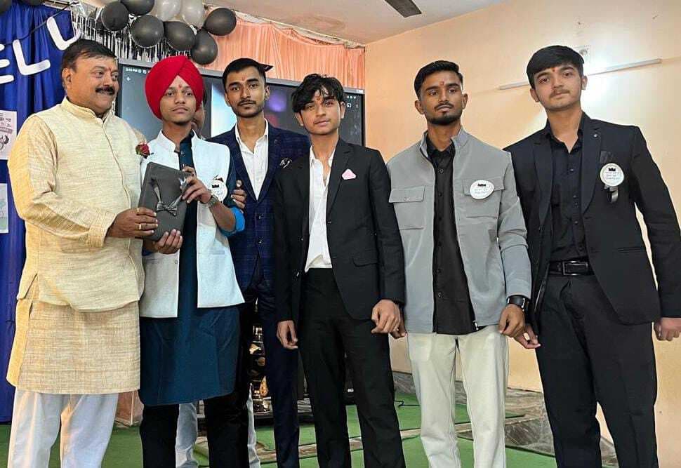 Deoghar news : महेंद्र मुनि में स्नेह मिलन समारोह, कक्षा 11वीं और 12वीं के विद्यार्थियों को दी विदाई