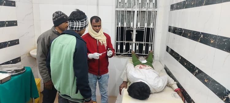 डीजे देख रहा किशोर पर चाकू से हमला