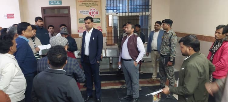 डीएम ने तीन घंटे तक सदर अस्पताल का किया निरीक्षण, खामियां पकड़ी लगायी फटकार